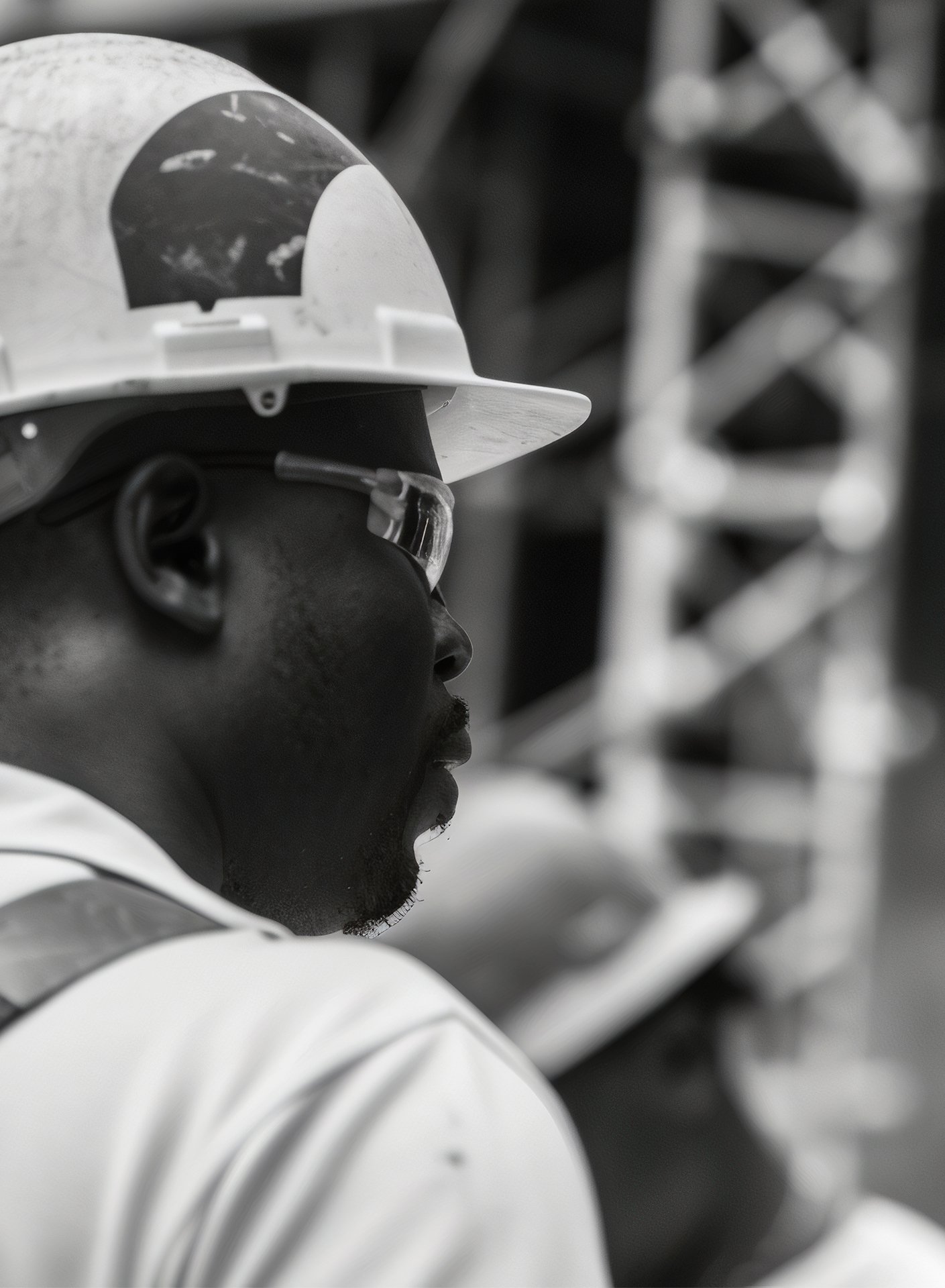 image d'un travailleur noir entrain de discuter avec son collègue au chantier